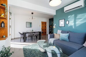 Appartement, 2 chambres, cuisine, vue ville | Salle de séjour | TV connectée de 46 pouces avec chaînes numériques, Netflix