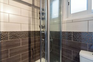 Appartement, 2 chambres, cuisine, vue ville | Salle de bain | Douche, douche à « effet pluie », articles de toilette gratuits