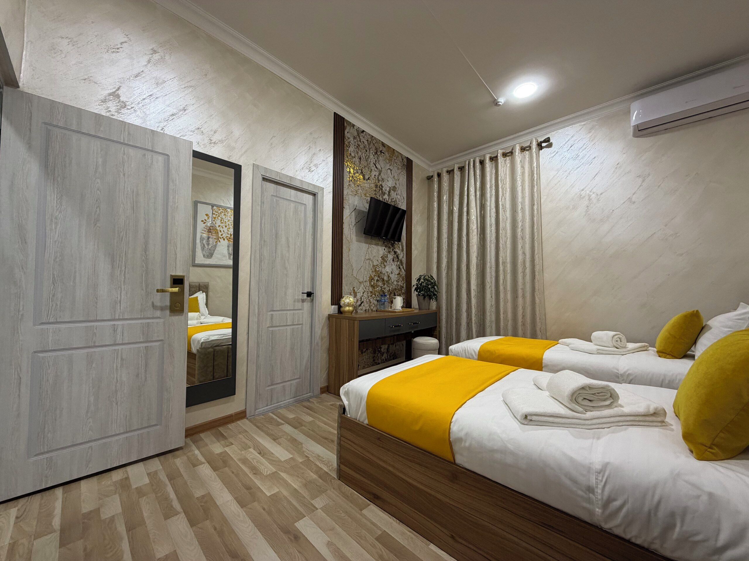 Una scrivania, postazione laptop, Wi-Fi gratuito