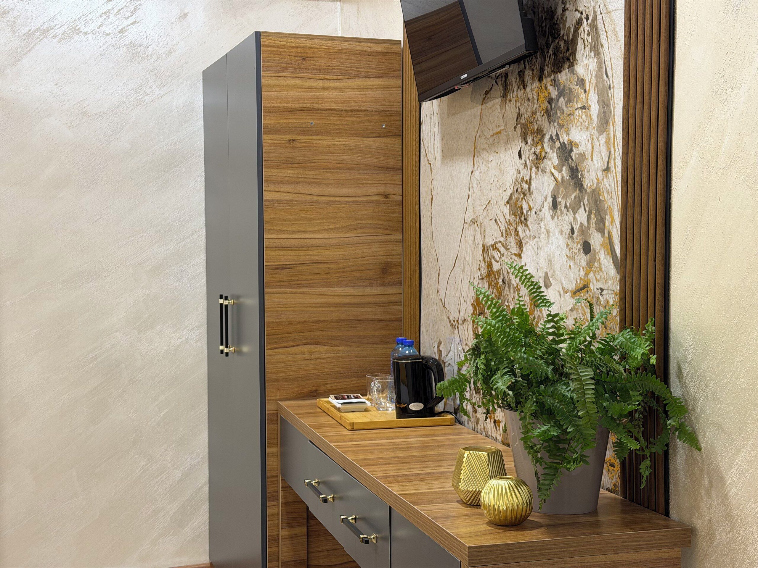 デスク、ノートパソコ ン用作業スペース、WiFi (無料)