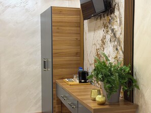 Skrivebord, skrivebord for bærbar PC og wi-fi (inkludert)