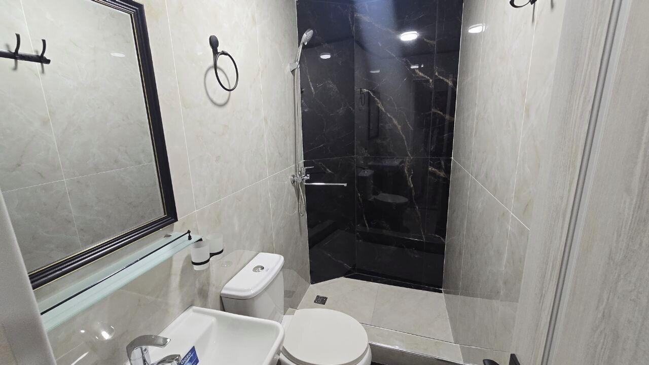 Khăn tắm, xà phòng, dầu gội, giấy vệ sinh 