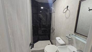 Basic Single Room | Bathroom | Towels, soap, shampoo, toilet paper