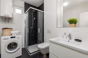 Shower, hair dryer, bidet, towels - Apartment Lara - rooftop pool, 2 bedroom, sea view (Ičići)