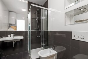 Shower, hair dryer, bidet, towels - Apartment Lara - rooftop pool, 2 bedroom, sea view (Ičići)