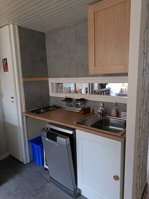 Frigorífico, microondas, horno y placa de cocina