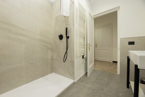 Apartment, 5 Bedrooms, Balcony | Bathroom - Airy 5BR Flat with Balcony - Old Town (Genoa)