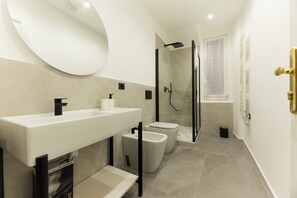 Departamento, 5 habitaciones, balcón | Baño | Bidet 