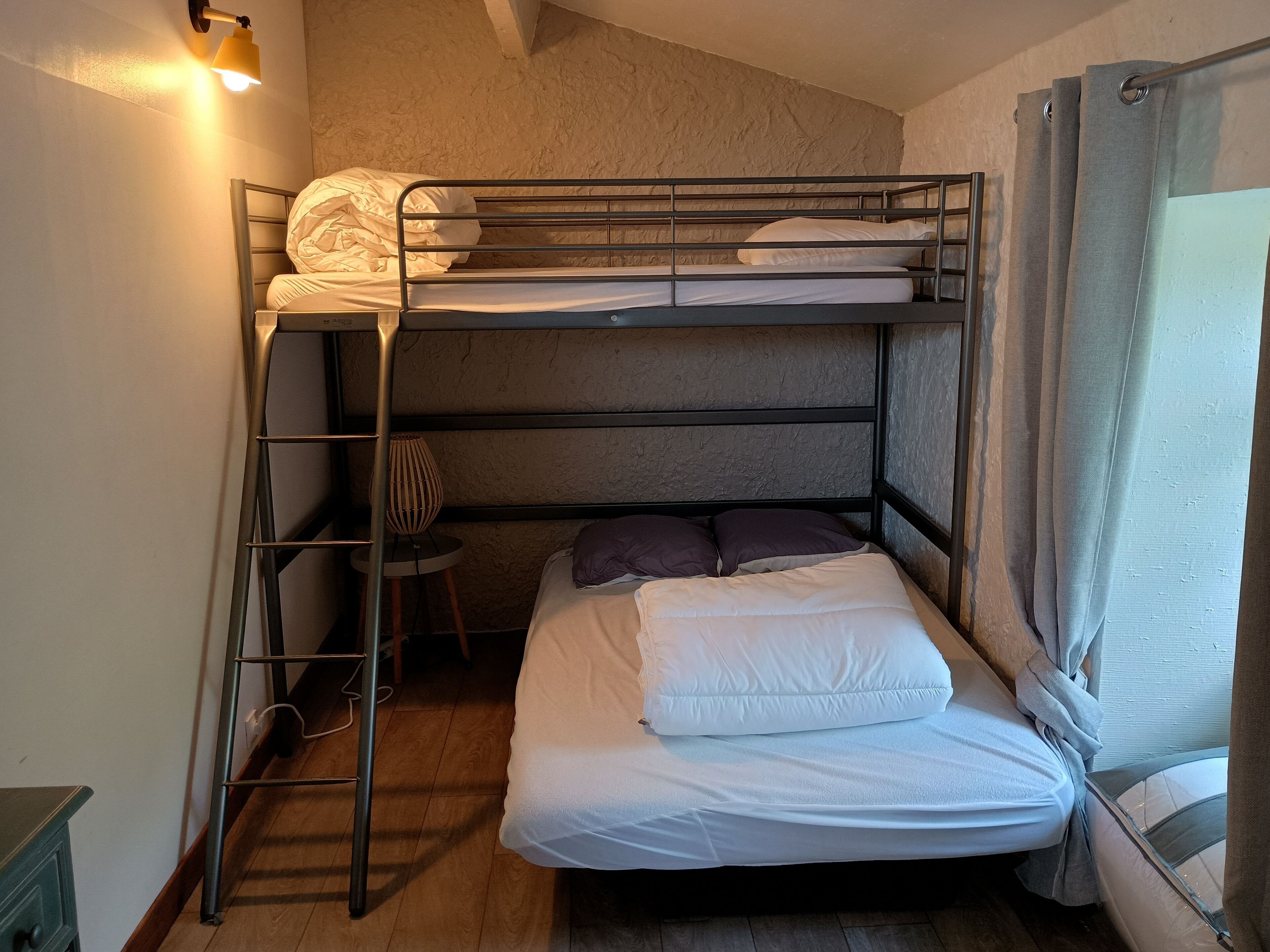 Tabla de planchar con plancha y acceso a internet 