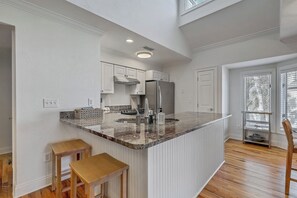 Fridge, microwave, oven, stovetop - Boho Sleek End Courtside Unit New to Market (Seabrook Island)