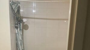 Ein Badezimmer mit einer Badewanne, einer Toilette und einem Waschbecken.