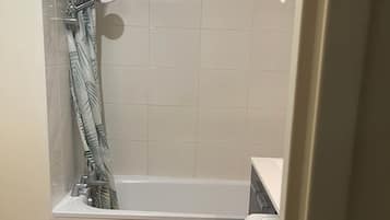 Sèche-cheveux, serviettes fournies, savon, papier toilette