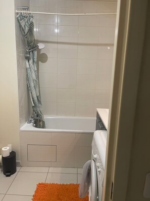 Sèche-cheveux, serviettes fournies, savon, papier toilette