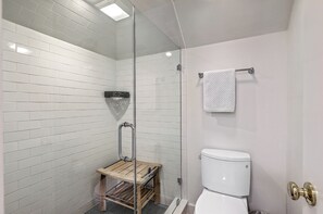 Shower, hair dryer, towels - Villa Helios by Sandpiper | Near Beach (Seabrook Island)