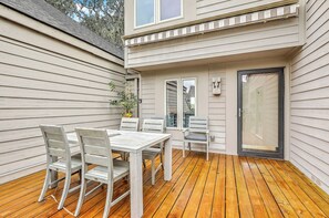 Outdoor dining - Villa Helios by Sandpiper | Near Beach (Seabrook Island)