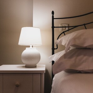 Caja de seguridad en la habitación y tabla de planchar con plancha 