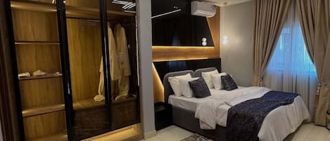 Economy appartement, balkon, uitzicht op de stad | Een bureau, een laptopwerkplek, verduisterende gordijnen