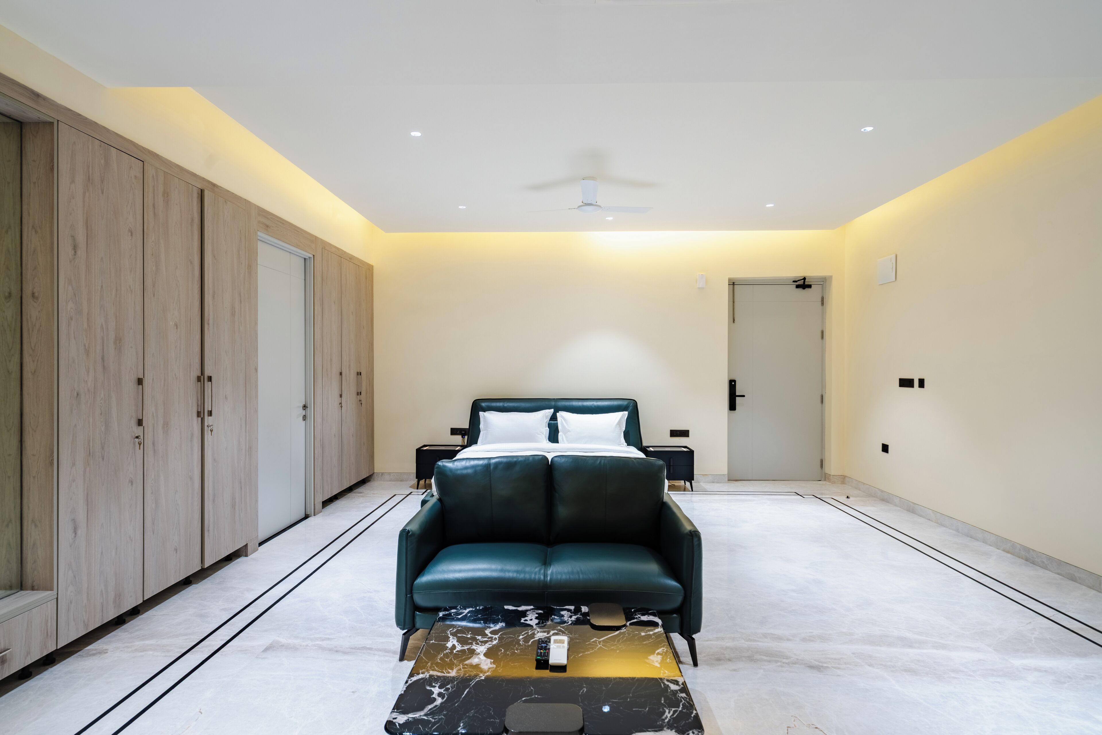 Escritorio, espacio para trabajar con laptop y wifi gratis 