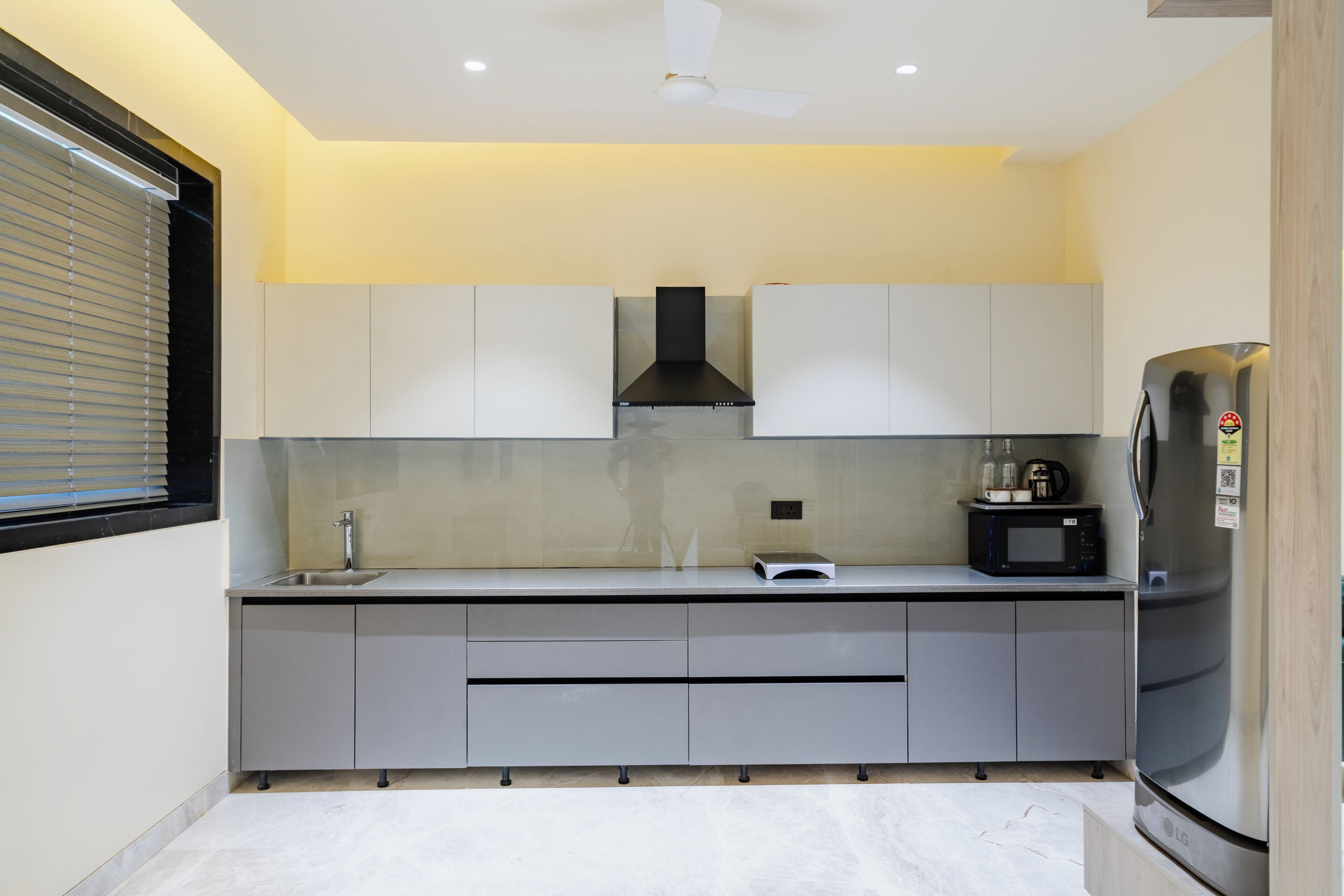 Deluxe Suite | Private kitchen | Microwave, cookware/dishes/utensils