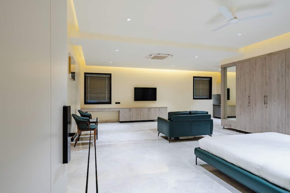 CS Luxurio Studios