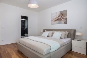 2 bedrooms, desk, WiFi, bed sheets