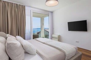 2 bedrooms, desk, WiFi, bed sheets