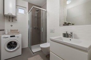 Shower, free toiletries, hair dryer, bathrobes - Apartment Stella - rooftop swimming pool (Ičići)