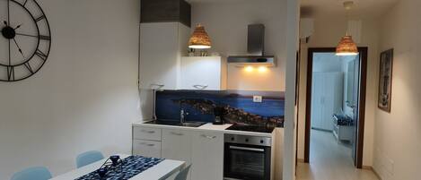 Réfrigérateur, un four, cafetiÚre-théiÚre, bouilloire électrique