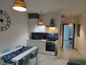 Een koelkast, een oven, een koffiezetapparaat/waterkoker, een waterkoker