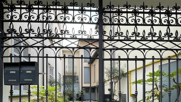 A gated entrance with a mailbox labeled "PUBBLICA" and a stone-paved pathway leading to a building. - Piermarini Suite in the historical center of Monza- 15 min from Milan (Monza)