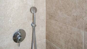 Doccia, asciugacapelli, bidet, asciugamani