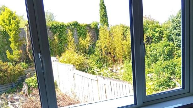 A room with a bed, a window with a view of a garden, and a radiator. - Room-calm and Warm Place Near to the tow (Cavan)