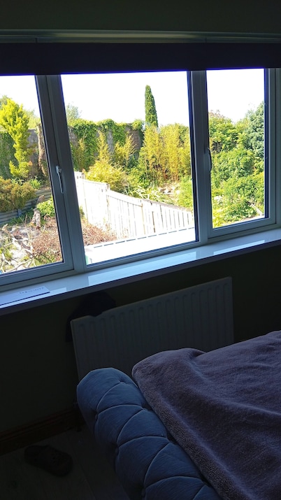 Room-calm and Warm Place Near to the tow