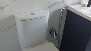 A bathroom with a toilet, a shower, and a sink. - Room-calm and Warm Place Near to the tow (Cavan)