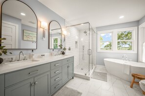 Dusche, Haartrockner, Handtücher