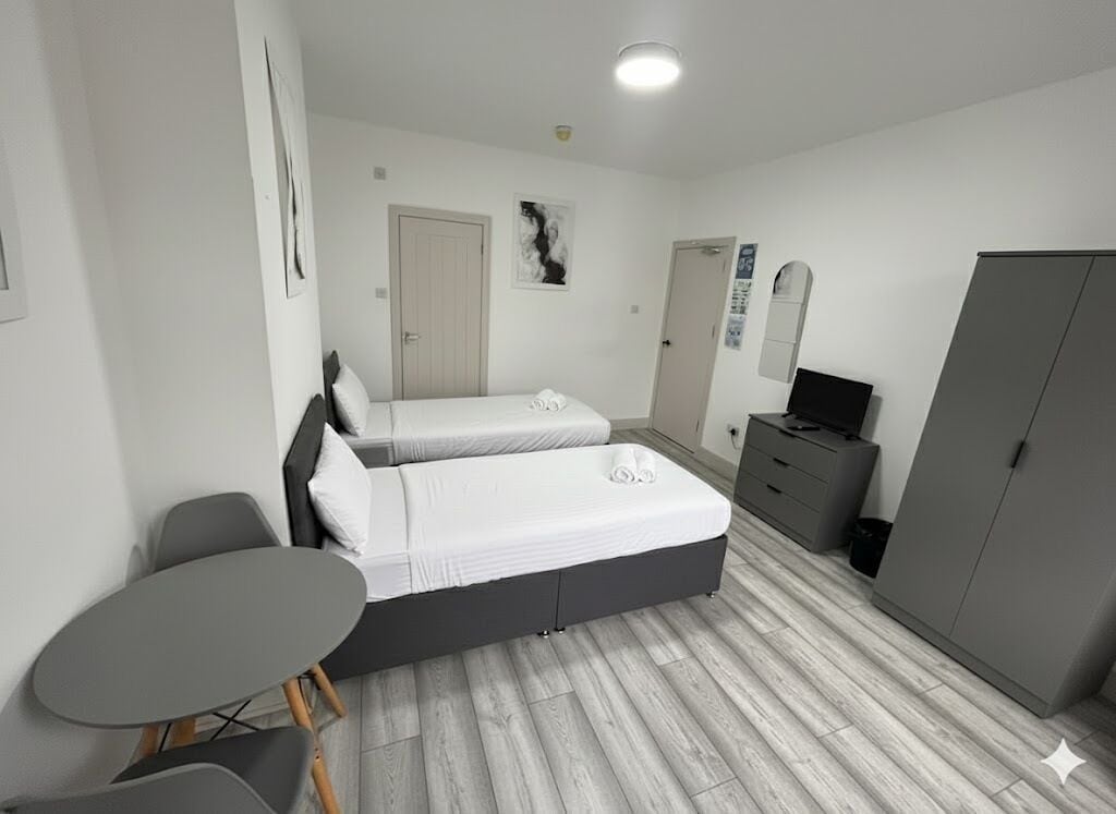 Phòng 2 giường đơn tiện nghi đơn giản, có phòng tắm riêng