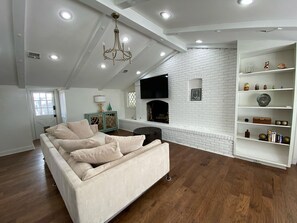 Living area - Galaxy Pianeer Ville (Fort Wayne)