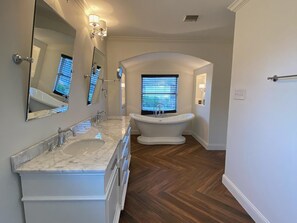 Free toiletries, hair dryer, towels, soap - Galaxy Pianeer Ville (Fort Wayne)