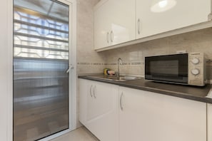 Een koelkast, een microgolfoven, een oven, een kookplaat