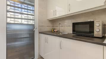 KĂŒhlschrank, Mikrowelle, Ofen, Herdplatte