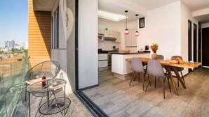 A modern apartment with a balcony, a dining area, and a kitchen. - HOM Roma Double l Spacious 2 Bedroom in Mexico City (Mexico City)