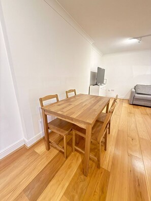 House | 1 bedroom - 1BR Cannon Street Stay Sleeps 4 by Plotseeker (London)