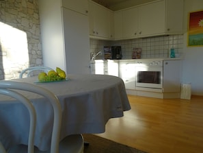 Kylskåp, mikrovågsugn, ugn och spishäll