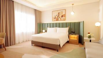 Standard Room, 1 King Bed (Guest Room) | Free minibar, in-room safe, desk, free cribs/infant beds