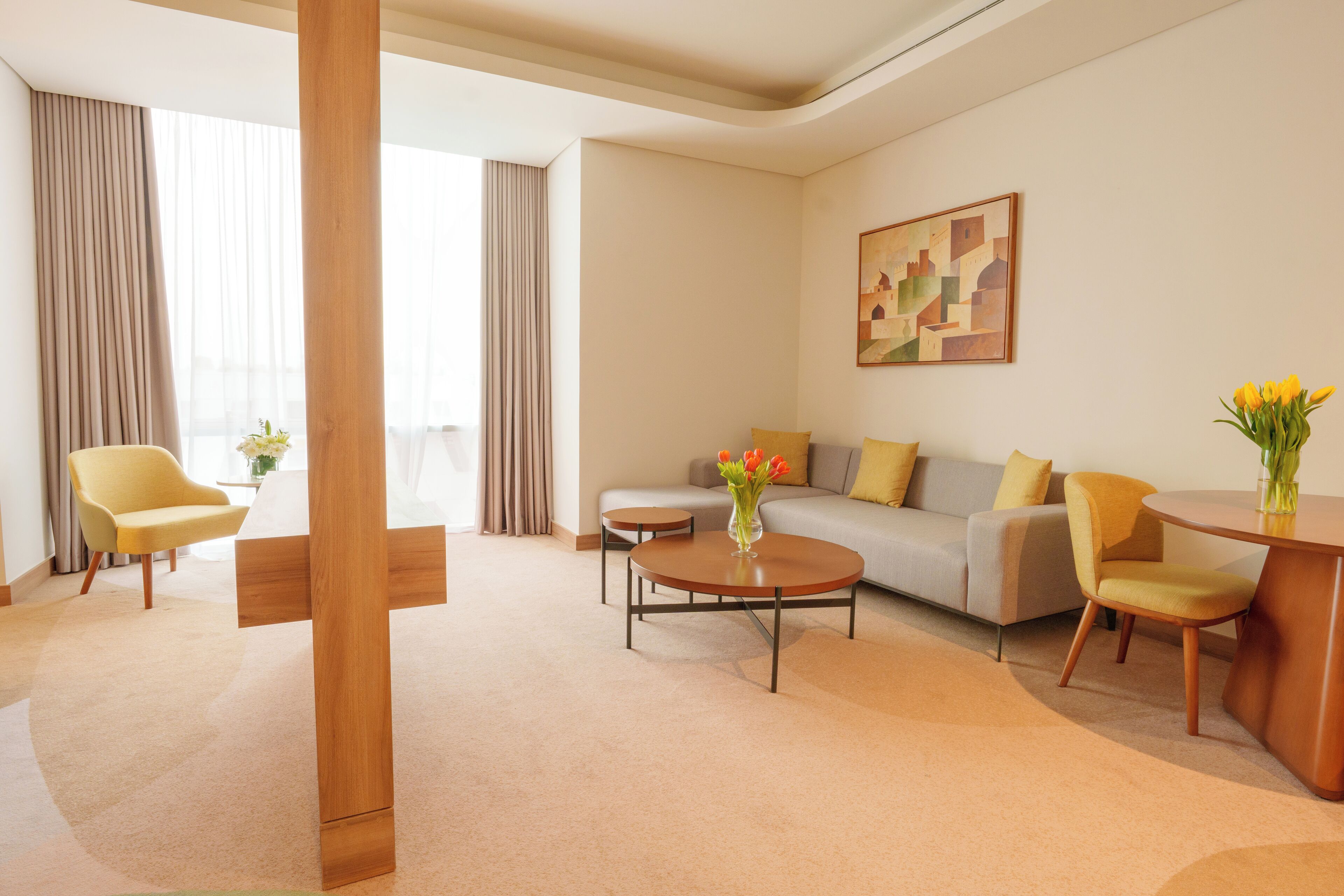 عناصر مجانية داخل الميني بار وخزنة داخل الغرفة ومكتب