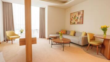 Deluxe Room, 1 King Bed (Spacious) | Free minibar, in-room safe, desk, free cribs/infant beds