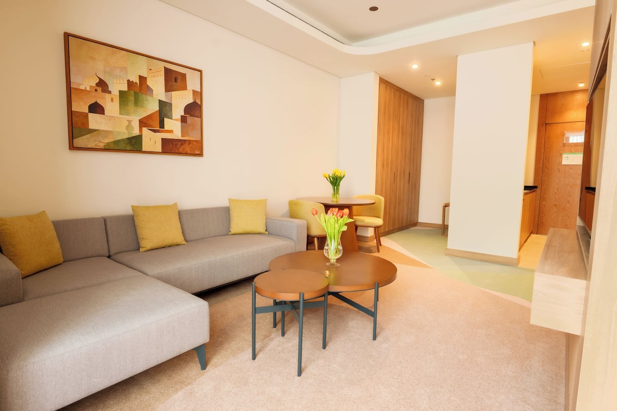 Phòng, 1 giường cỡ king (Al Rabie - Guest Room King) | Khu phòng khách | Smart TV 35-inch có truyền hình vệ tinh, lò sưởi, banh bàn