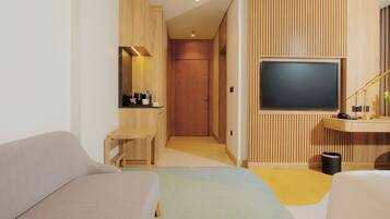 عناصر مجانية داخل الميني بار وخزنة داخل الغرفة ومكتب