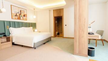 عناصر مجانية داخل الميني بار وخزنة داخل الغرفة ومكتب