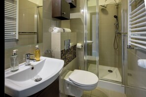 スタジオ バルコニー | バスルーム | タオル、石鹸、シャンプー、トイレットペーパー